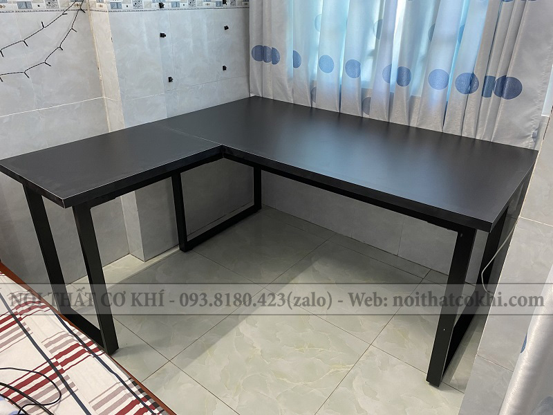 bàn chữ L chân sắt